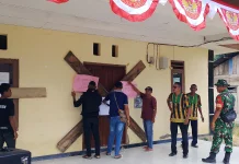 Tolak Penjabat, Saniri & Warga Aketernate Palang Kantor Negeri