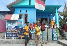 HUT RI ke-81, BWS Maluku Bagi Air Kemasan ke Warga Lahema Terdampak Krisis Air Bersih
