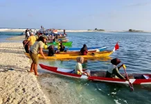 Semarak HUT Ke-81 RI di Geser SBT, Belasan Perahu Meriahkan Lomba Dayung Wanita