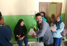 Baznas SBT Bagikan Puluhan Paket Buah untuk Pasien RSUD Bula
