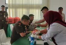 Peringati Hari Kejaksaan ke-81, Kejari SBT Gelar Donor Darah dan Berbagi Sembako