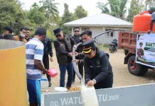 Kejati Maluku dan Kejari SBT Salurkan 11 Ribu Liter Air Bersih ke Suku Bati