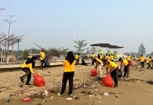 Gerakan Indonesia Asri, Polres SBT Bersihkan Pantai Wailola