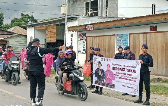 Personel Brimob Polda Maluku Berbagi Takjil di Bula
