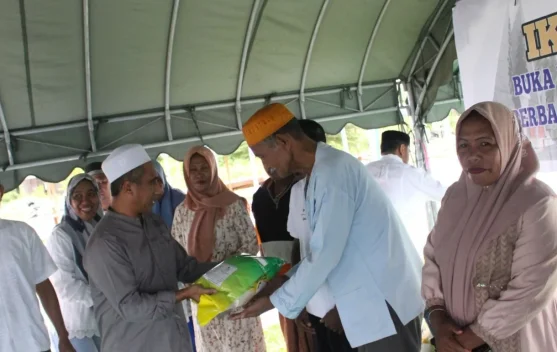 IKAPTK SBT Berbagi Paket Sembako di Kampung Ramadan Wailola Bula