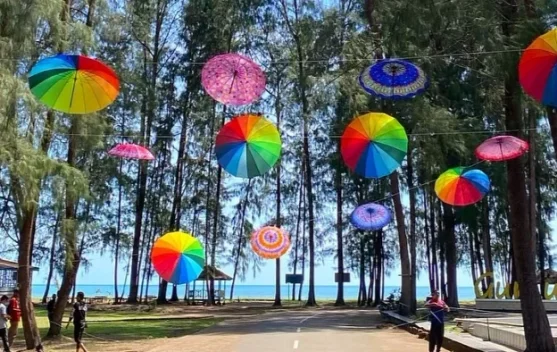 Pantai Gumumae Bula Dipercantik, Dinas Pariwisata SBT Pasang Payung Warna-warni