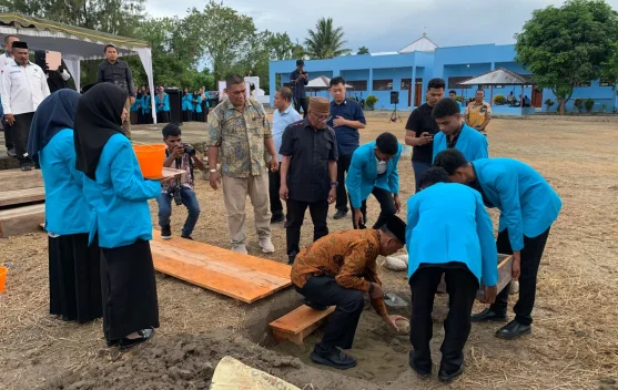 Wamendiktisaintek Letakkan Batu Pertama Auditorium STIKIP Ita Wotu Nusa
