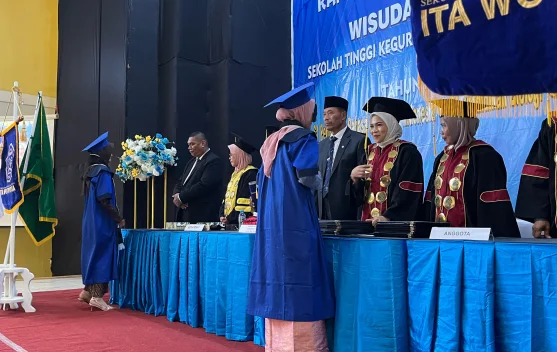Pesan Bupati Fachri Kepada 53 Lulusan STKIP Ita Wotu Nusa