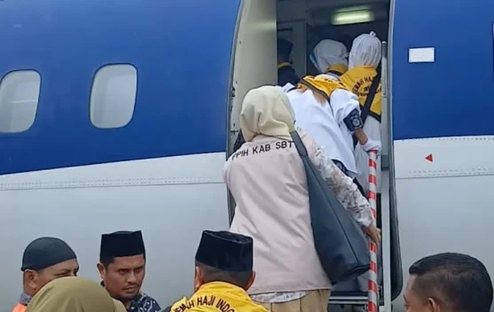 Sembilan Jemaah Calon Haji SBT Diberangkatkan menuju Tanah Suci
