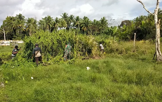 Prajurit TNI Kerja Bakti di Desa Belis SBT, Pererat Kemanunggalan dengan Rakyat