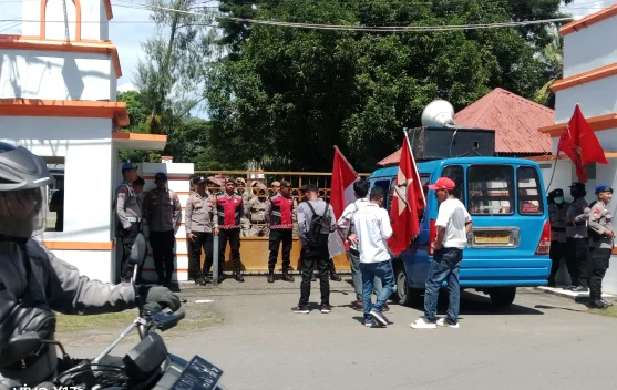 Demo di Kantor Bupati, LMND Kembali Desak Plt Kadinkes SBT Dicopot