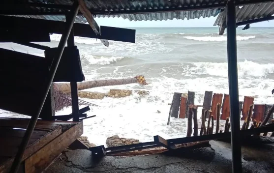 Gelombang Tinggi Terjang Desa Aruan Gaur SBT, Tiga Rumah Rusak Parah