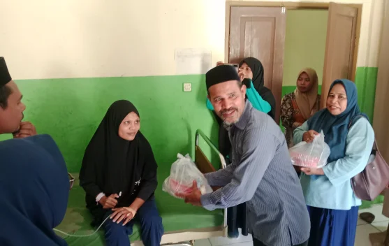 Baznas SBT Bagikan Puluhan Paket Buah untuk Pasien RSUD Bula