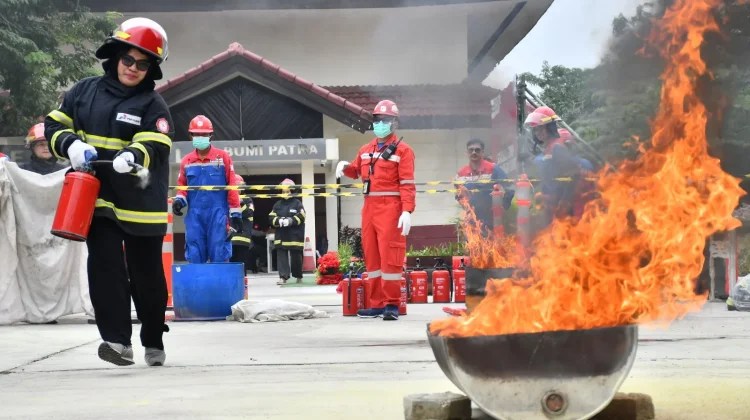 Adu Ketangkasan Padamkan Api, Meriahkan Bulan K3 di Kilang Balongan*