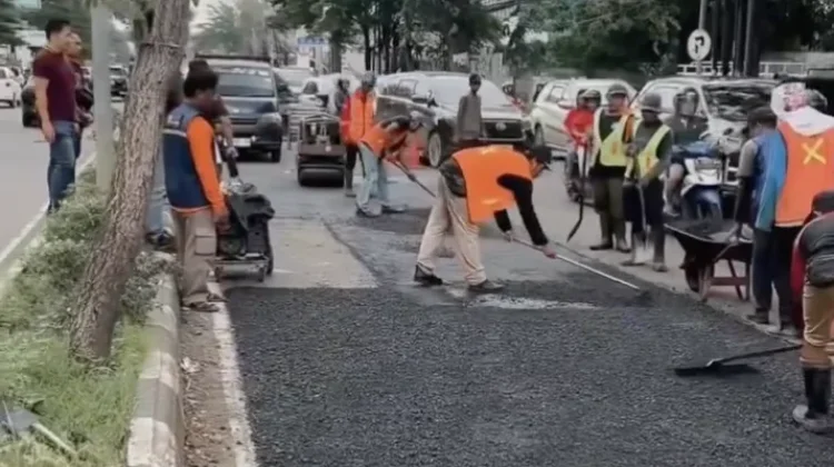 Pemkot Cirebon Tambal sementara Jalan Cipto Demi Keselamatan