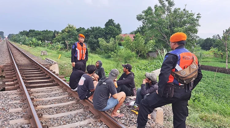 KAI Daop 3 Cirebon Ingatkan Bahaya Ngabuburit di Jalur Kereta