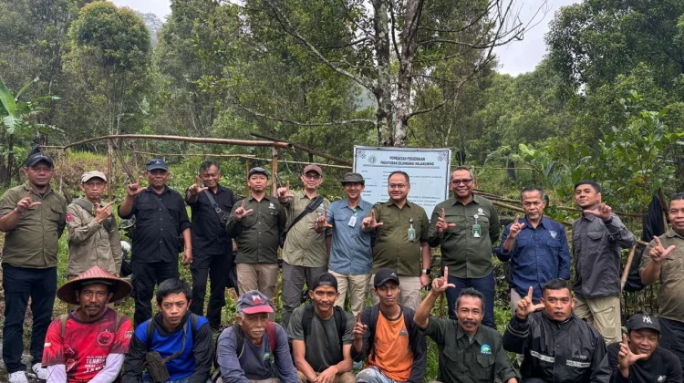Negara Turun ke Ciremai, Petani Getah Pinus Menunggu Kepastian
