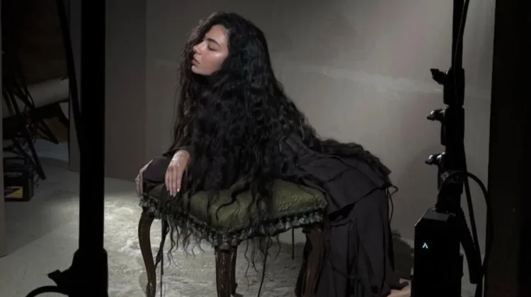Sentuhan Elegan dan Brutal Charli XCX di Wuthering Heights