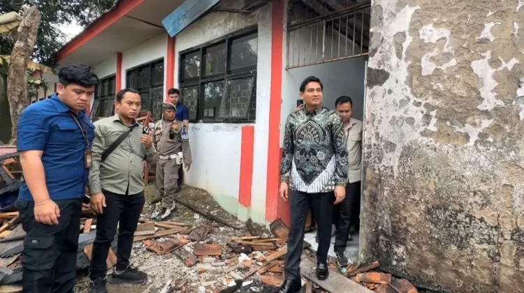 Bupati Indramayu Kunjungi SMPN 1 Kertasemaya usai Terbakar