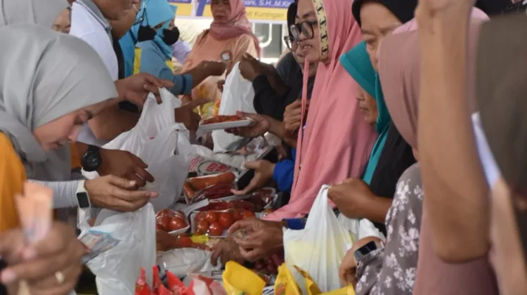 Ramadan Hemat! Warga Babakanreuma Borong Pangan