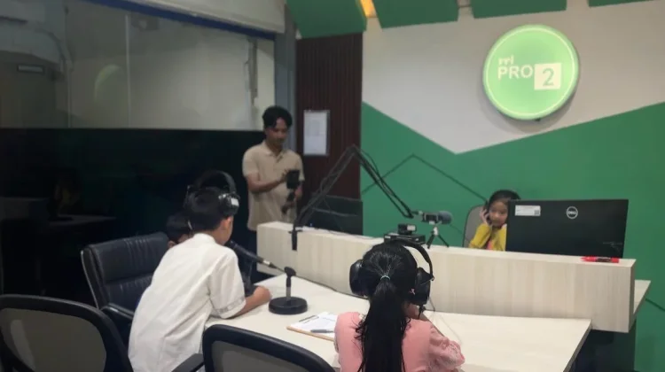 Outing Edukatif, English One Ajak Siswa Kenal Radio
