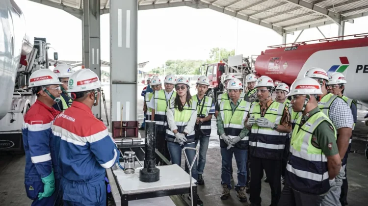 Pemred Media Tinjau Distribusi dan QC Avtur di AFT Halim