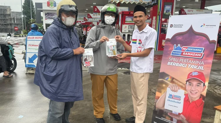 Pertamina Retail Bagikan Takjil Gratis di SPBU COCO Selama Ramadan