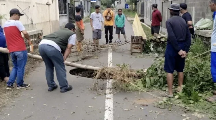 Cover-Collapse Sinkhole Lumpuhkan Jalan Ciawigebang Kabupaten Kuningan