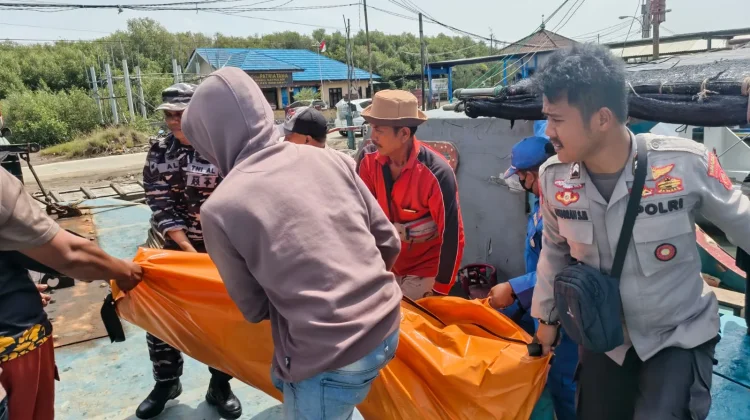 KM Al Mujib Tenggelam Ditabrak Tongkang, Polairud Cari 4 Nelayan