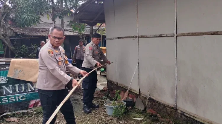 Wujud Kepedulian Polri, Polres Cirebon Kota Bedah Rumah Ratmi di Pegagan Kidul