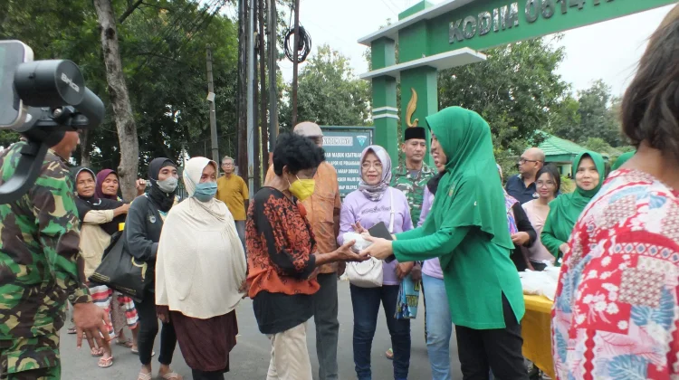Kodim 0614 Kota Cirebon Bagi Takjil