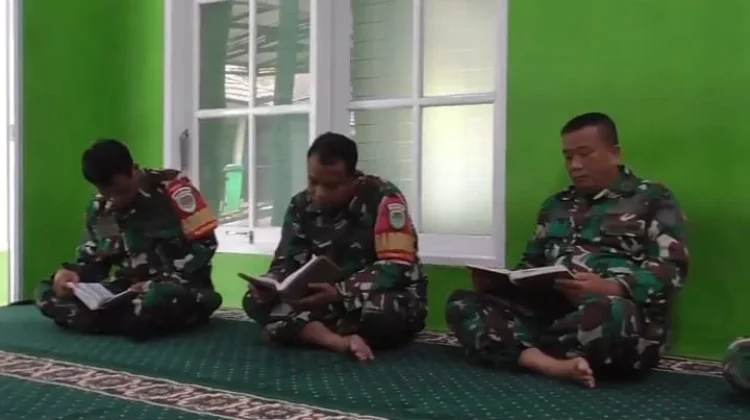 Anggota TNI Isi Waktu Ramadan Dengan Tadarus Al-Qur’an