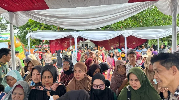 Sembako Murah Polres Cirebon Diserbu, Warga Antre sejak Sore Hari