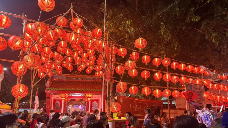 Barongsai Naga Mas Meriahkan Cap Go Meh di Vihara Dewi Welas Asih