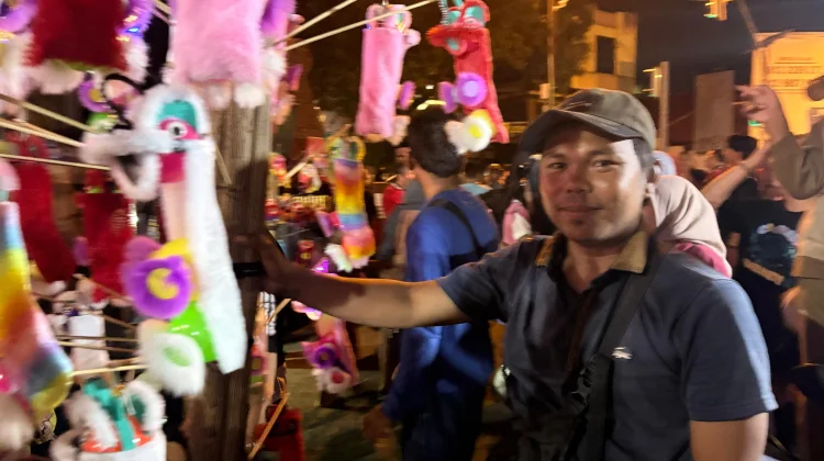 Produksi Rumahan Barongsai Mini Laris di Cap Go Meh