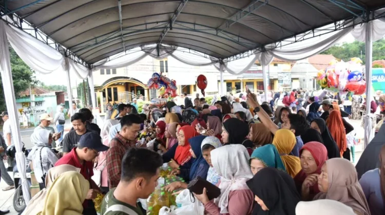 Warga Sindang Kuningan Serbu  Gerakan Pangan Murah Padaringan