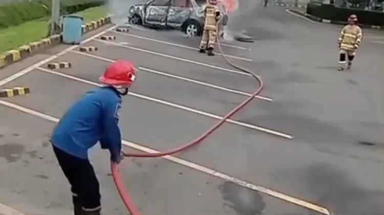 Mobil Terbakar di Rest Area KM 130 Tol Cipali saat Pemilik Ibadah