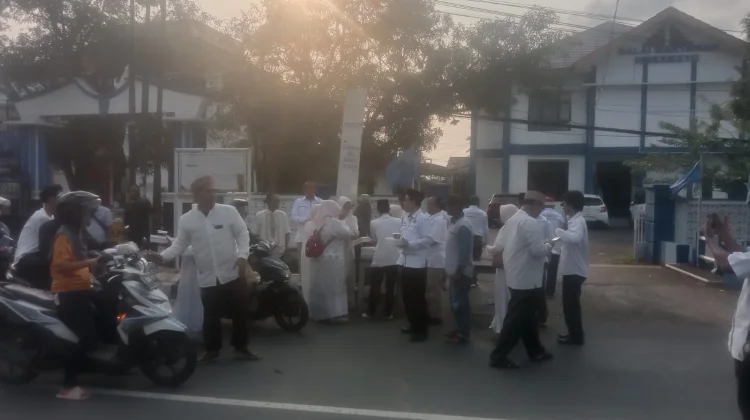 PWI Indramayu Berbagi Nasi Kotak dan Takjil Dengan Masyarakat