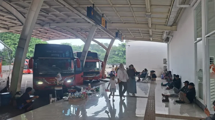 Terminal Harjamukti Cirebon Diprediksi Mulai Ramai Pemudik Awal Pekan