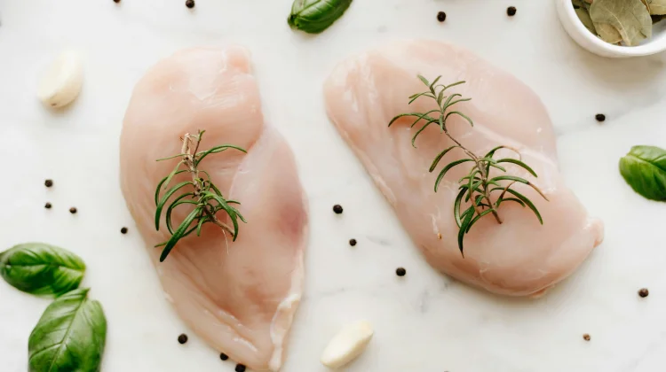 Bahaya Mencuci Ayam Mentah: Bakteri Bisa Menyebar!