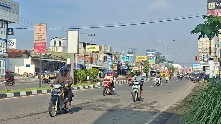 Arus Mudik di Jalur Arteri Pantura Kedawung Cirebon Ramai Lancar