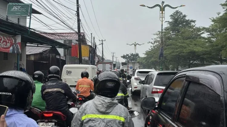 Tips Aman Berkendara saat Mudik Diguyur Hujan