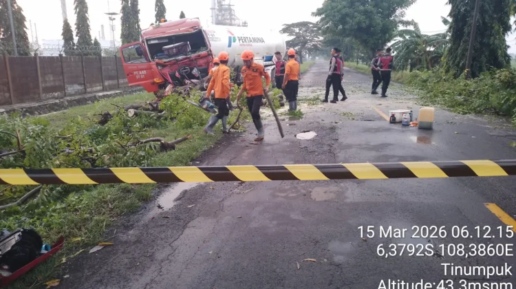 Pengemudi Meninggal, Truk Kontener LPG Tabrak Pohon di Jalan Kilang Balongan