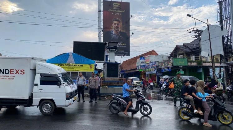 Pos Pam Ciawigebang Kendalikan Arus Ramai