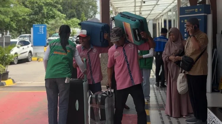 Porter Stasiun Kejaksan Cirebon Rasakan Lonjakan Penumpang saat Mudik