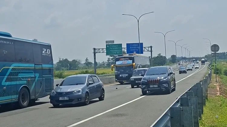 Pantauan Arus Mudik Flyover Tol Kanci Pejagan KM 249, Terpantau Ramai Lancar