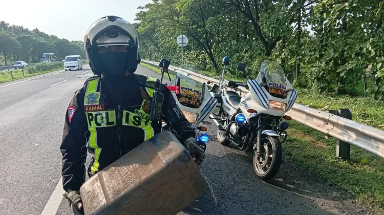 Tim Urai Polres Majalengka Temukan Benda Berbahaya di Tol Cipali