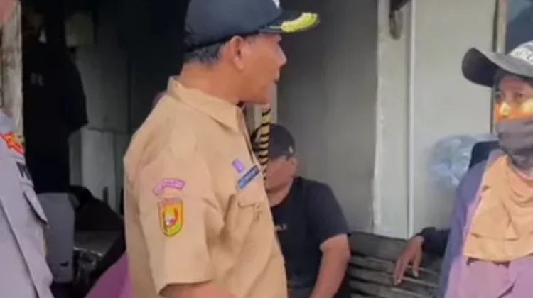 Camat dan Kapolsek Sukra Edukasi Penyapu Koin Jembatan Sewo