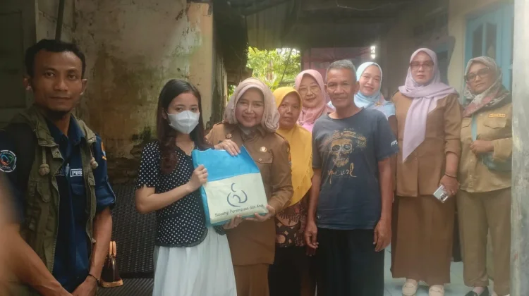 DPPKBP3A Kabupaten Cirebon Antar Vina Kembali ke Keluarganya