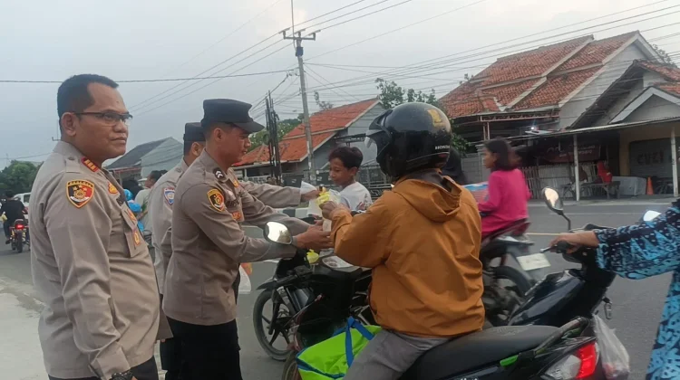 Polsek Kapetakan Bagikan Takjil dan Edukasi Keselamatan